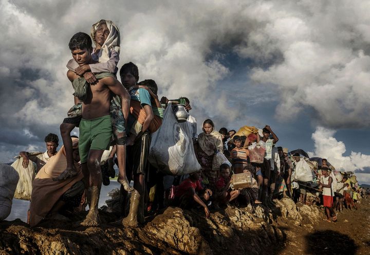 Après avoir traversé la frontière avec la Birmanie, des milliers de réfugiés rohingyas poursuivent leur terrible périple vers le camp de Cox’s Bazar. Bangladesh, 9 octobre 2017  / Paula Bronstein est exposée au Couvent des Minimes à Perpignan. (PAULA BRONSTEIN / GETTY IMAGES)