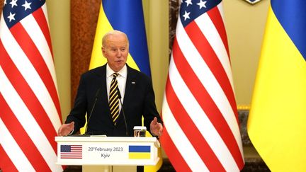 Le président américain Joe Biden tient une conférence de presse durant sa visite à Kiev, en Ukraine, le 20 février 2023. (DIMITAR DILKOFF / AFP)