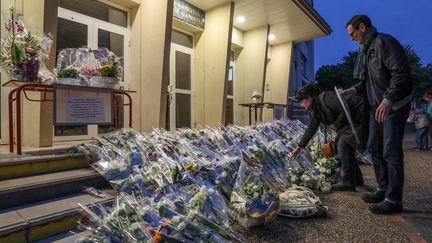 Des fleurs sont déposées en hommage à Dominique Bernard, à Arras (Pas-de-Calais), le 13 octobre 2023. (DENIS CHARLET / AFP)