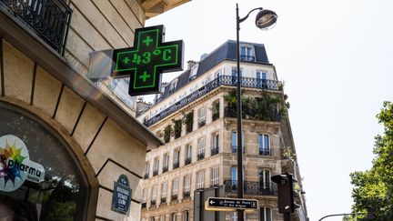 Une pharmacie&nbsp;du 11e arrondissement de Paris indique 43 degrés, le 25 juillet 2019. (XOSE BOUZAS / HANS LUCAS / AFP)