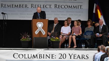 Le proviseur du lycée de Columbine, Scott Christy, lors d'une allocution au Clement Park à Littleton dans le Colorado (Etats-Unis), le 20 avril 2019, pour les commémorations des 20 ans de la tuerie de Columbine. (JASON CONNOLLY / AFP)