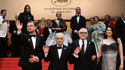 C'est l'histoire de trois monstres sacrés du cinéma. Leonardo DiCaprio, Martin Scorsese et Robert De Niro, accompagnés de l'actrice Cara Jade Myers, ont monté les marches pour le film "Killer of the flower Moon", le dernier long-métrage du réalisateur. C'est la dixième collaboration entre De Niro et Scorsese, et la sixième pour DiCaprio. (LOIC VENANCE / AFP)