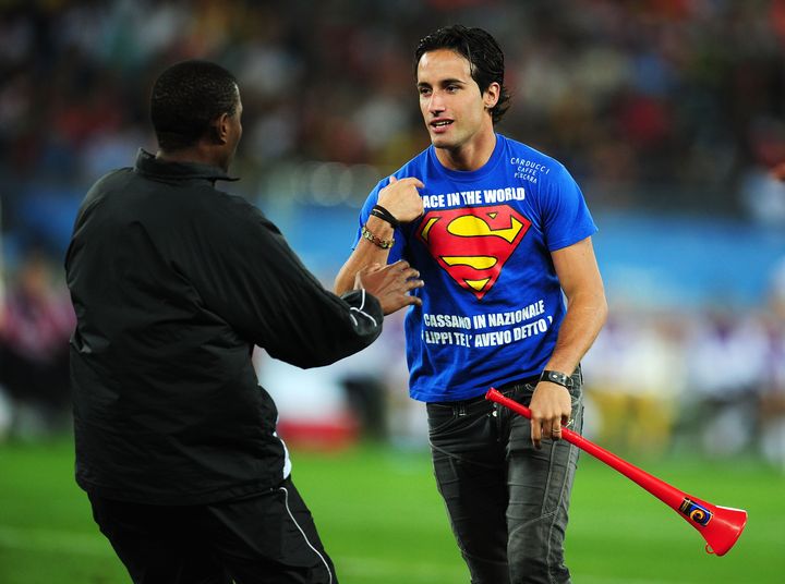 L'Italien Mario Ferri, dit "Le Faucon", pénètre sur la pelouse lors&nbsp;d'un match Espagne-Allemagne pendant le Mondial en Afrique du Sud, le 7 juillet 2010. (CLIVE MASON / GETTY IMAGES EUROPE)