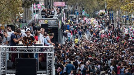 La foule entourant des chars à la Techno Parade 2018, qui fêtait ses 20 ans.
 (Aurélien Morissard/IP3 Press/ MaxPPP)