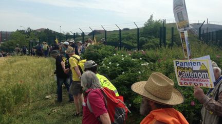 Des personnes manifestent &agrave; Bure (Meuse) contre un projet d'enfouissement de d&eacute;chets nucl&eacute;aires, le 7 juin 2015. (JEAN-PHILIPPE TRANVOUEZ / FRANCE 3 LORRAINE)