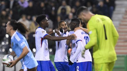 Der französische Stürmer Randal Kolo Muani feiert seinen Elfmeter mit Stürmer Bradley Barcola und Mittelfeldspieler Aurélien Tchouameni am vierten Tag der Nations League gegen Belgien im Stade Roi Baudouin in Brüssel, 14. Oktober 2024. (JOHN THYS / AFP)