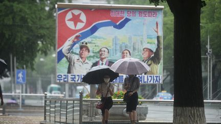 Deux femmes dans la rue de Pyongyang (Corée du Nord), le 13 juillet 2022. (KIM WON JIN / AFP)