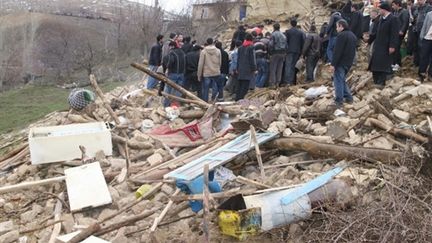 Les ruines d'une maison ravagée par un séisme, dans la région d'Eliazig, dans l'est de la Turquie (3 mars 2010) (AFP / Anatolia News Agency)