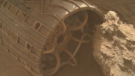 Une roue du rover Curiosity sur Mars le 17 avril 2022. (NASA / JPL-CALTECH / MSSS)