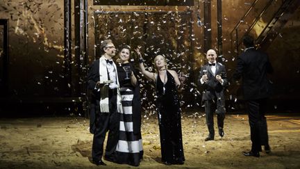 &nbsp; (Avec champagne, confettis et tenues de soirée, tel est le Richard III de Thomas Ostermeier © Christophe Raynaud de Lage/Festival d'Avignon)