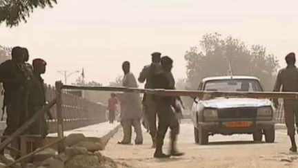 Capture d'&eacute;cran -&nbsp;Au nord du Cameroun, dans la r&eacute;gion frontali&egrave;re avec le Nigeria, les membres du groupe jihadiste Boko Haram ont souvent sem&eacute; la terreur comme le confirment les habitants de Fotokol rencontr&eacute;s par les envoy&eacute;s sp&eacute;ciaux de France 2, en&nbsp;f&eacute;vrier 2013. (FRANCETV INFO / FRANCE 2)