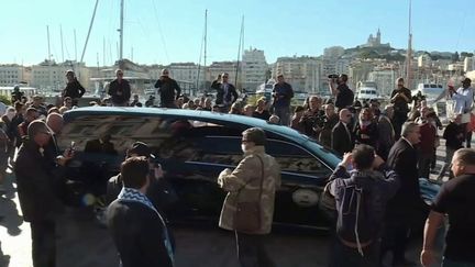 Toute la ville de Marseille (Bouches-du-Rhône) a rendu un dernier hommage, vendredi&nbsp;8 octobre, à Bernard Tapie. Plusieurs centaines de personnes étaient devant la cathédrale&nbsp;Sainte-Marie-Majeure de Marseille. (CAPTURE ECRAN FRANCE 2)