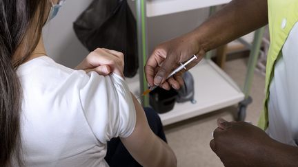 Une infirmière d'Ehpad se fait vacciner en avril 2021.&nbsp; (GUILLAUME BONNEFONT / MAXPPP)