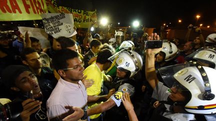 Des manifestants brésiliens face à la police locale (EVARISTO SA / AFP)