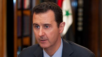 Le pr&eacute;sident syrien, Bachar Al-Assad, lors d'une interview &agrave; la cha&icirc;ne libanaise Al-Mayadeen, &agrave; Damas (Syrie), le 21 octobre 2013. (SANA / AFP)