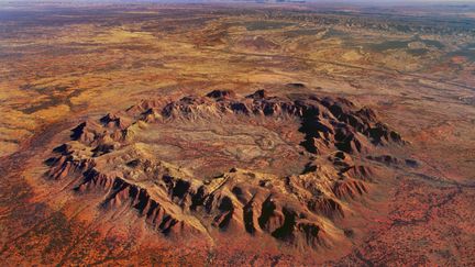 Un crat&egrave;re de m&eacute;t&eacute;orite dans le d&eacute;sert d'Australie le 11 ao&ucirc;t 1998. (FRANS LANTING / MINT IMAGES/PICTURE ALLIANCE / AFP)