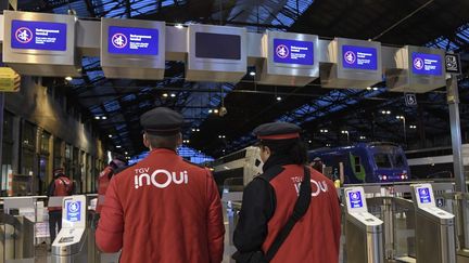 Des employés de la SNCF à la gare de Lyon, à Paris, le 12 décembre 2019. (BERTRAND GUAY / AFP)