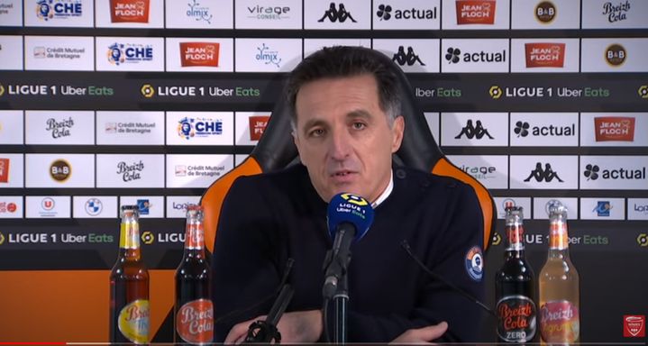 Extrait d'une conférence de presse du club de football du FC Lorient, en décembre 2020. (FC LORIENT)