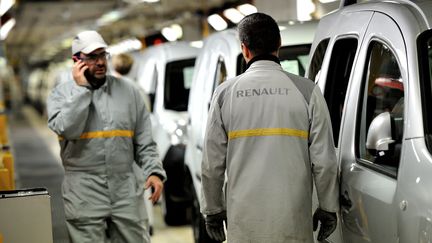 Des employ&eacute;s de Renault dans l'usine de Maubeuge (Nord), le 8 octobre 2012.&nbsp; (PHILIPPE HUGUEN / AFP)