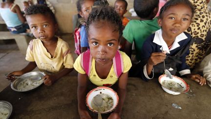 Distribution de repas gratuits à des enfants vulnérables d'Antananarivo, la capitale de Madagascar. (GODONG / BSIP)