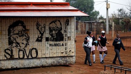 attend depuis près de trente ans de posséder une parcelle de terrain dans un bidonville de Johannesburg. Aujourd’hui, il vit dans une cabane qu’il s’est construit dans le quartier informel de Slovo Park situé dans la zone industrielle de Nancefield, au sud de Johannesburg. Comme lui, «de nombreux Sud-Africains à faibles revenus ont préféré risquer l’insécurité foncière et l’éviction possible en construisant des cabanes dans des quartiers informels car ceux-ci se situent plus près des moyens de subsistance, avec de faibles coûts de location et des frais minimes liés aux services urbains», explique Habitat Worldmap.
 (Siphiwe Sibeko / REUTERS)