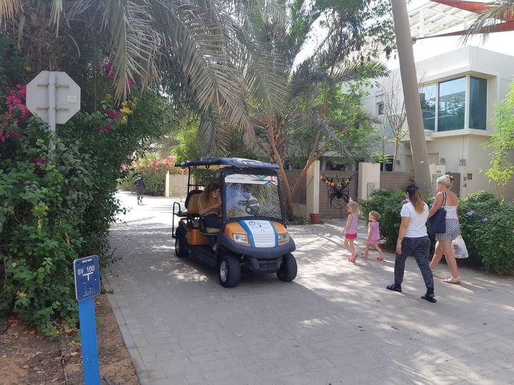 The sustainable city, a district of Dubai built to try to adapt to the hot weather and reduce the carbon footprint: solar panels in car parks, narrow streets, vegetated, covered with cobblestones reflecting less heat.  (JEROME JADOT / RADIO FRANCE)