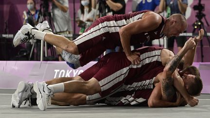 "Faites moi une plaaaaaaaaaaaaaaaaaaaaaaaaaaaaaaace !" L'équipe lettone de basket 3x3 fête son sacre olympique façon mikado. (JAVIER SORIANO / AFP)