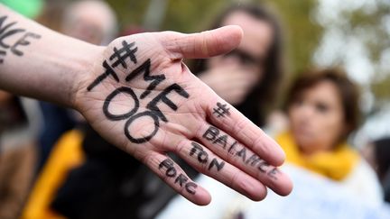 Les messages #MeToo et #Balancetonporc lors d'un rassemblement à Paris le 29 octobre 2017. (BERTRAND GUAY / AFP)