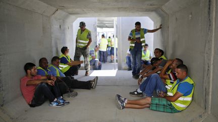 Des chauffeurs routiers isra&eacute;liens dans un abris au point de passage de Kerem Shalom, vers la bande de Gaza, vendredi 1er ao&ucirc;t 2014.&nbsp; (AMIR COHEN / REUTERS)