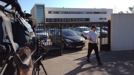 Les journalistes campent devant les locaux de la BAC Nord de Marseille, o&ugrave; plusieurs policiers ont &eacute;t&eacute; interpell&eacute;s le 2 octobre 2012.&nbsp; (BRUNO SOUILLARD / MAXPPP)