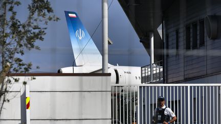 Un avion transportant le ministre iranien des Affaires étrangères s'est posé le 25 août 2019, à Biarritz, au deuxième jour du sommet du G7. (GEORGES GOBET / AFP)