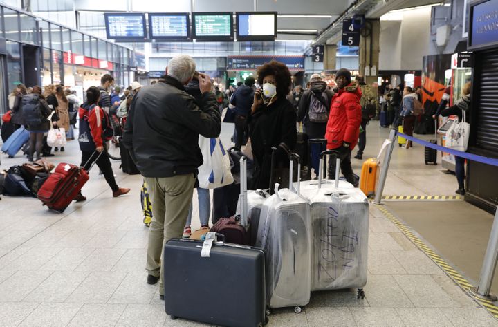 La gare Montparnasse à Paris prise d'assaut le 17 mars au matin, avant que les mesures de confinement pour cause de coronavirus ne s'appliquent. (THOMAS SAMSON / AFP)