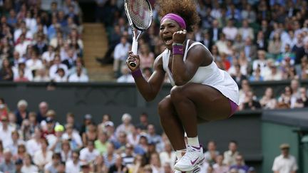 L'Am&eacute;ricaine Serena Williams c&eacute;l&egrave;bre sa victoire en finale de l'open de tennis de Wimbledon (Royaume-Uni), le 30 juin 2012. (STEFEN WERMUTH / REUTERS)