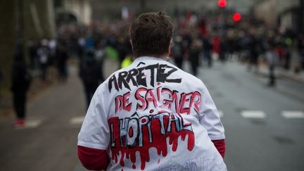 Un soignant manifeste le 10 décembre 2019 à Nantes. (LOIC VENANCE / AFP)