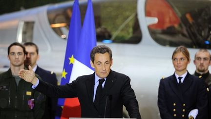 Nicolas Sarkozy, devant un Rafale, sur la base militaire de Saint-Dizier, les 4/1/11 (AFP/Eric Feferberg)