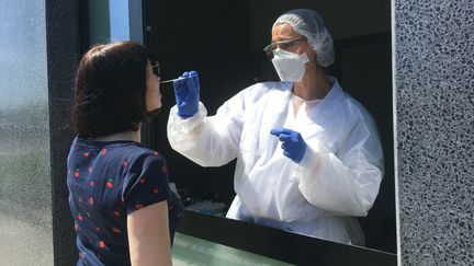 Un test virologique PCR réalisé dans un laboratoire de Metz (Moselle). (CÉCILE SOULÉ / FRANCE-BLEU LORRAINE NORD)