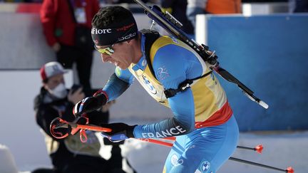 Quentin Fillon Maillet lors de la mass start de Otepää, pour le compte de la Coupe du monde de biathlon, le 12 mars 2022 (ROMAN KOKSAROV / AP / SIPA / SIPA)