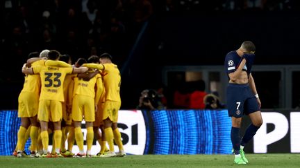 La joie des Catalans après le troisième but inscrit face au PSG, le 10 avril 2024 au Parc des Princes. (ANNE-CHRISTINE POUJOULAT / AFP)