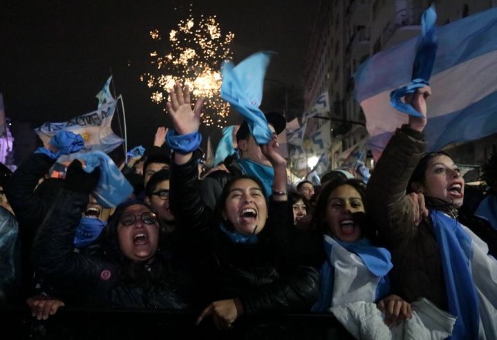 Les anti-IVG célèbrent leur victoire, près du Congrès, à Buenos Aires (Argentine), le 9 août 2018. (ALBERTO RAGGIO / AFP)