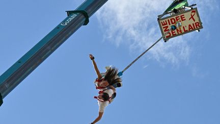 POur 5 €&nbsp; (reversés aux associations), les festivaliers ont pu s'envoyer en l'air dans un saut à l'élastique, Solidays, Paris, le 24 juin 2022 (LIONEL URMAN/SIPA)