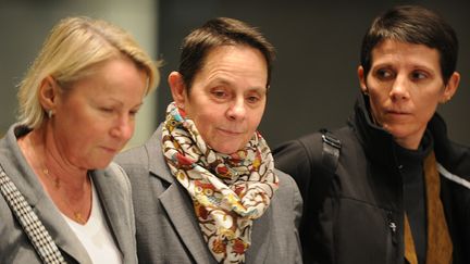 Bernadette Dimet (au centre) et des&nbsp;membres de sa famille&nbsp;quittent&nbsp;la cour d'assise&nbsp;de Grenoble (Isère) à l'issue de son procès, le 5 février 2016. (JEAN PIERRE CLATOT / AFP)