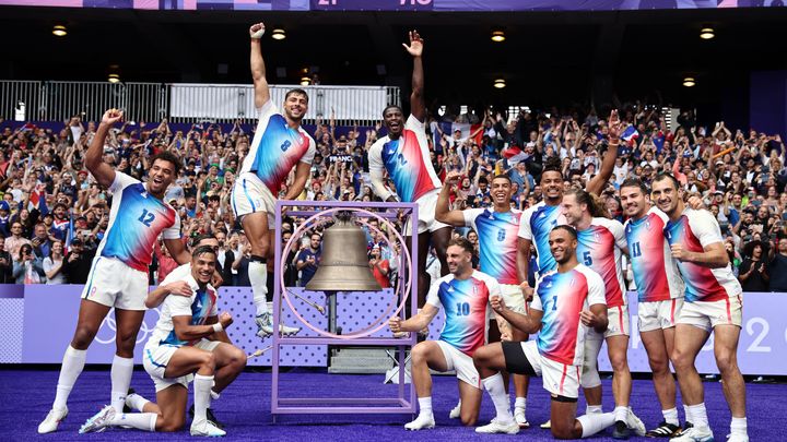 Les joueurs de l'équipe de France de rugby à 7, emmenés par Antoine Dupont, sonnent la cloche au Stade de France le 27 juillet 2024. (STEFAN MATZKE - SAMPICS / GETTY IMAGES EUROPE)