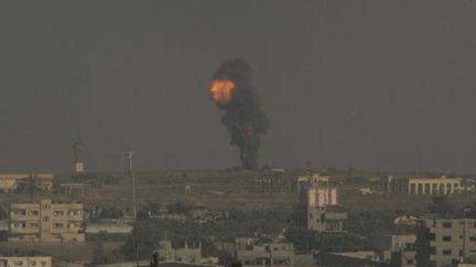 &nbsp; (Une trentaine de cibles ont été bombardées à Gaza par l'aviation israélienne. © REUTERS/Abed Rahim Khatib)