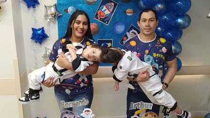 Les jumeaux Bernardo et Arthur, avec leurs parents Adriely et Antonio Lima, à l'hôpital de Rio de Janeiro, lors de leur naissance. (ARTHUR PEREIRA / RIO DE JANEIRO STATE HEALTH DEPA VIA AFP)