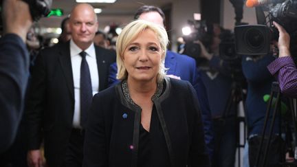 Marine Le Pen en photo avec un député russe antisémite et homophobe : "Elle ne savait pas qui c'était", assure Florian Philippot