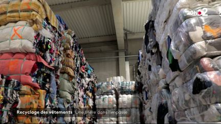 Les bornes de collecte de vêtements sont à peu près 50 000 sur l’ensemble du territoire français mais ce nombre risque de baisser dans une filière du recyclage textile en panne.