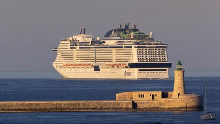 Un bateau de croisière appareille du port de La Valette (Malte), en février 2023 (VINCENT ISORE / MAXPPP)