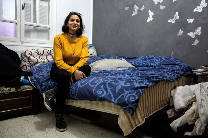 Eya Azouz dans sa chambre, à Oued Ellil en Tunisie, le 11 février 2021. (ELISE LAMBERT/FRANCEINFO)