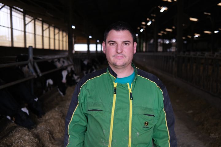 Etienne Morin dans sa ferme, à Boussais (Deux-Sèvres), le 30 septembre 2024. (ROBIN PRUDENT / FRANCEINFO)