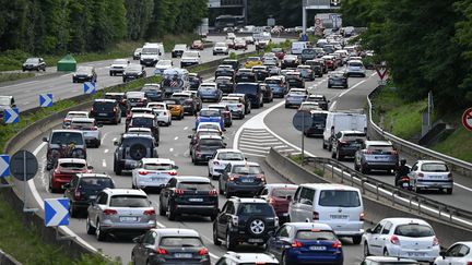 Des embouteillages à l'entrée de Lyon, sur l'A6, le 6 juillet 2023. (NORBERT GRISAY  / MAXPPP)